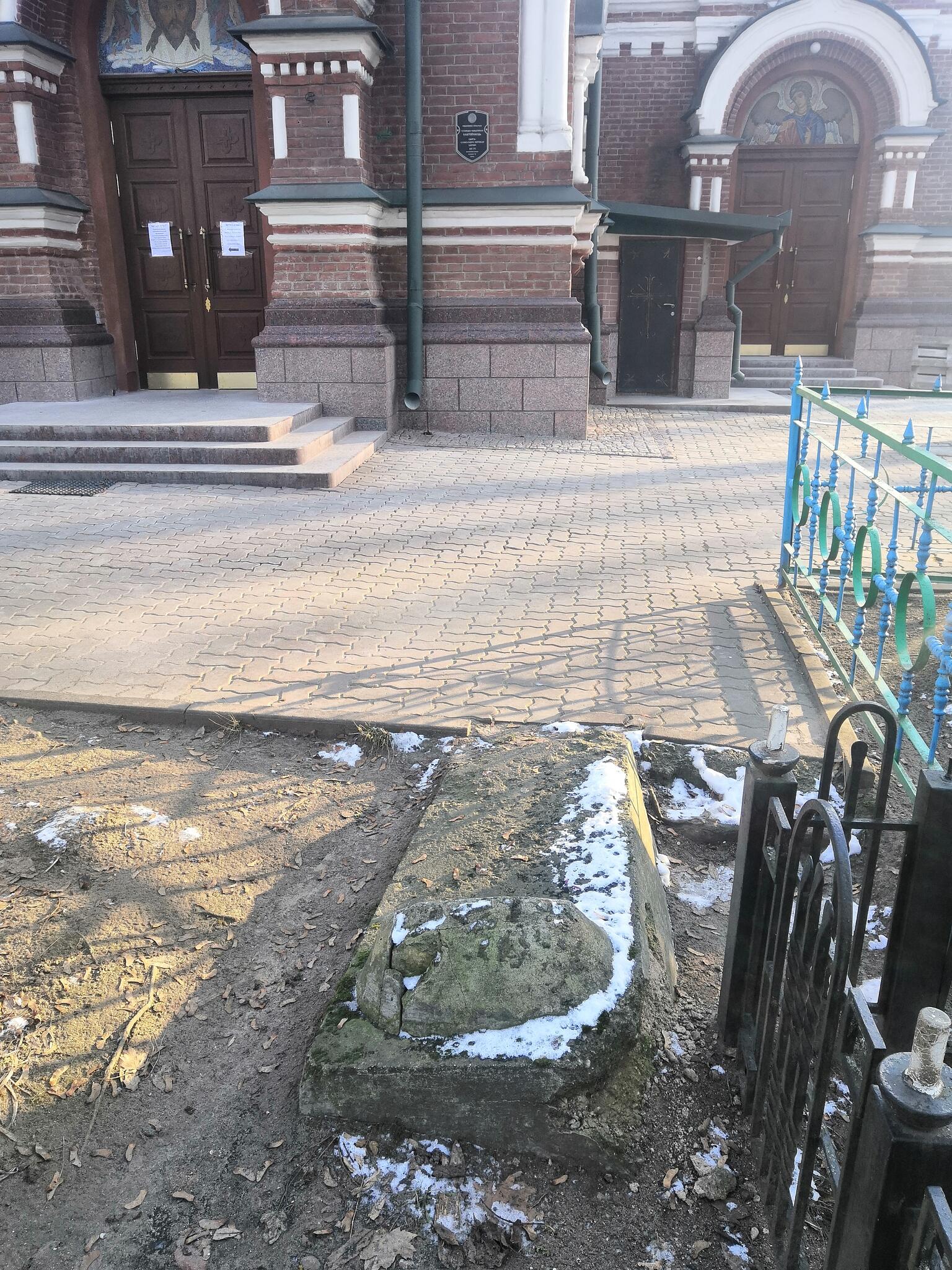 Новые входные двери   в храме Благоверного князя Александра Невского